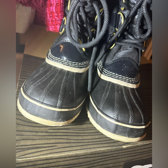 SOREL JOAN OF ARCTIC HOLIDAY SNOW BOOTS. GREAT FOR THE SNOW!!! YOU WILL LOVE - Picture 8 of 14
